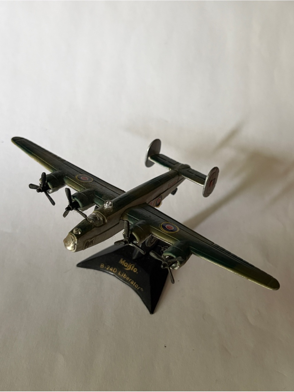 Maisto B-24D Liberator WWII Diecast Military Airplane Model w/ Stand 1:144